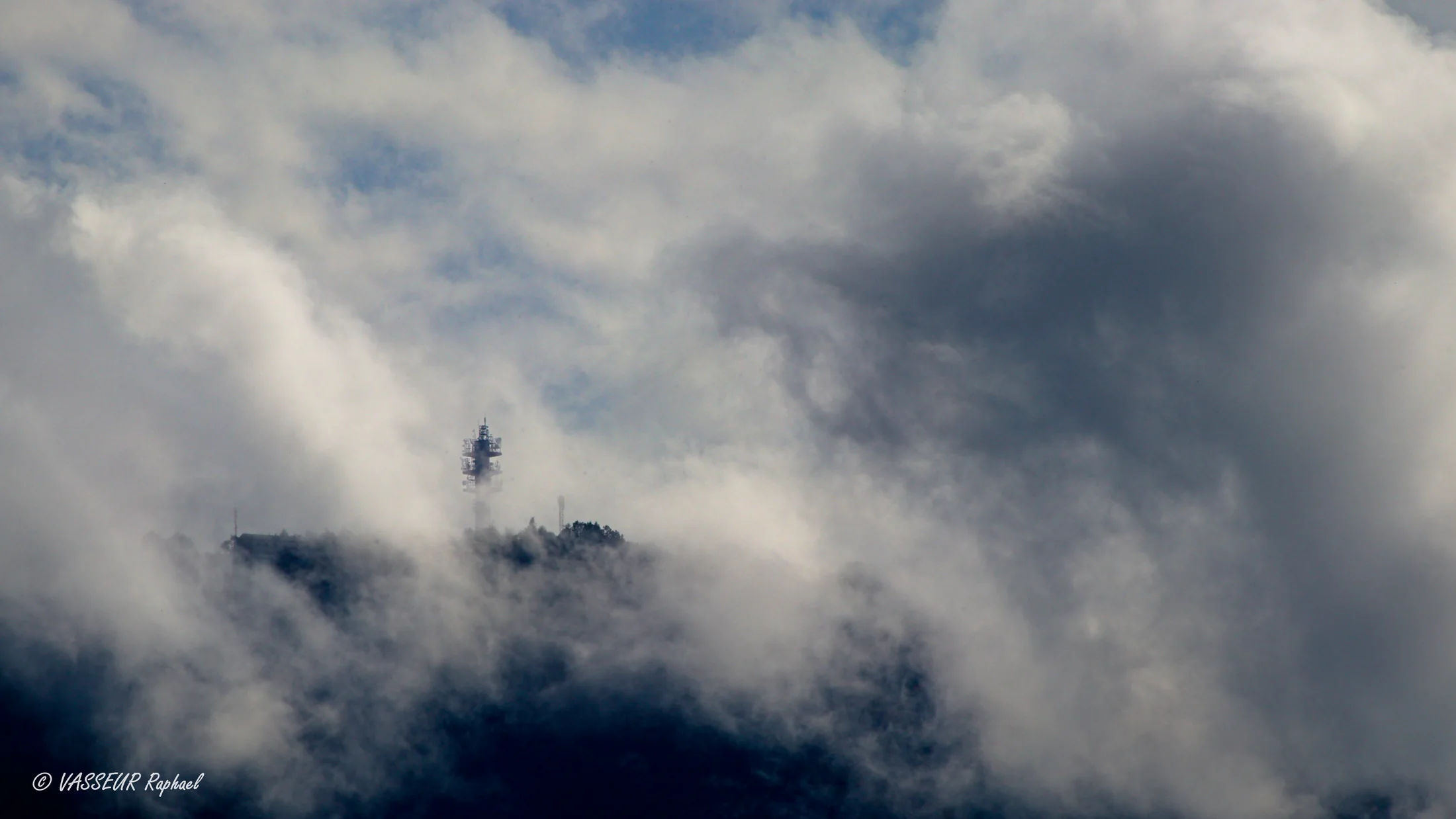 Antenne se découpant sur un ciel chargé