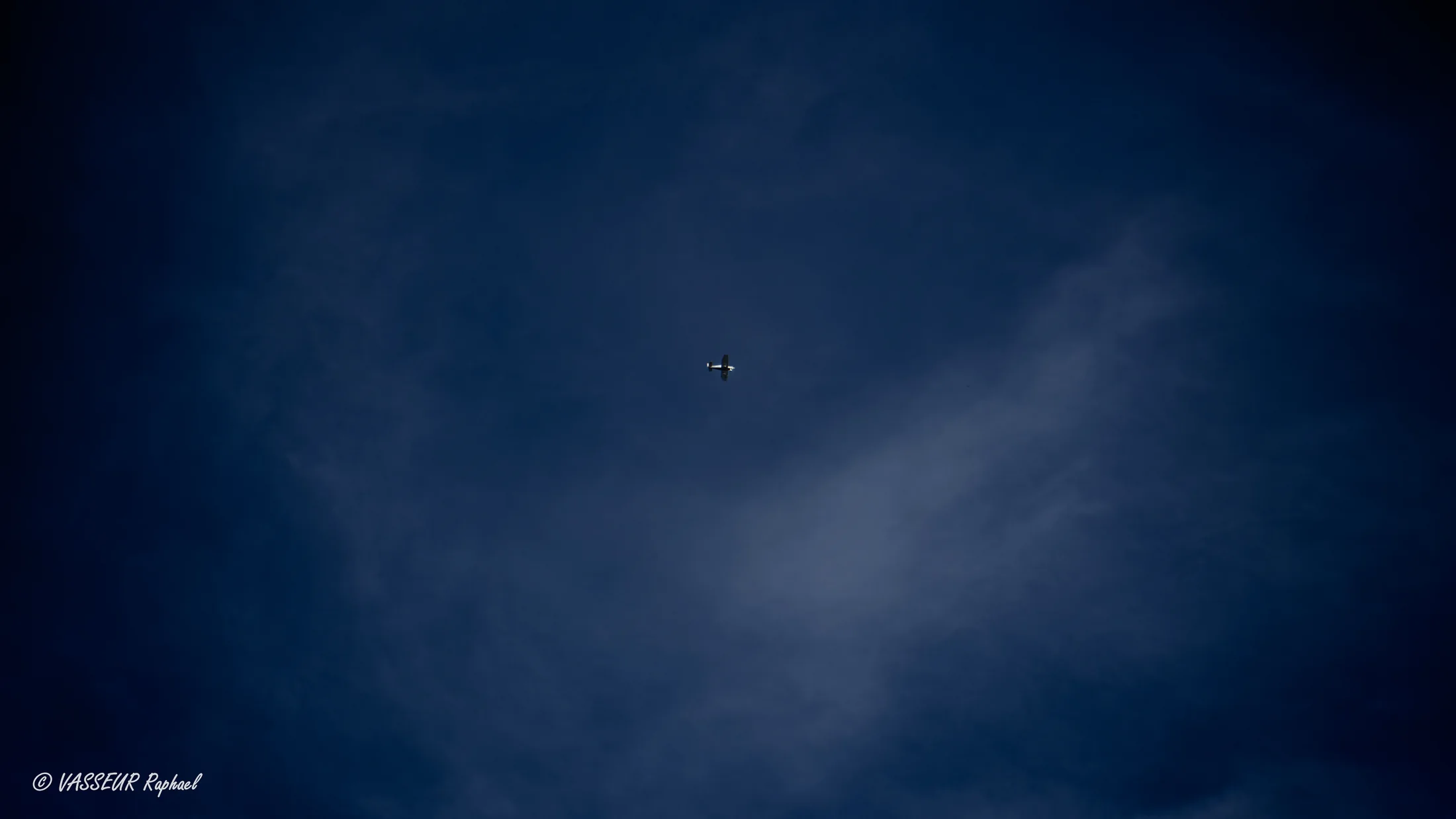 Avion minuscule dans l'immensité du ciel — jeu d'échelle