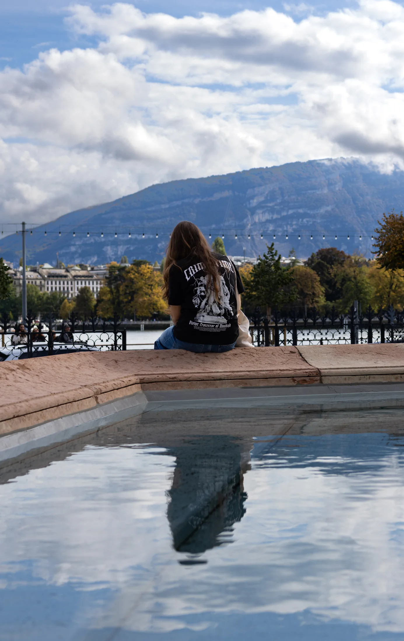 Reflets — portrait vertical jouant sur les symétries de l'eau